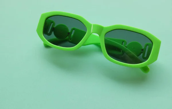 Γυαλιά Ηλίου Στρογγυλό Πράσινο Πλαστικό Πλαίσιο Απομονώνονται Ένα Πράσινο Παστέλ — Φωτογραφία Αρχείου