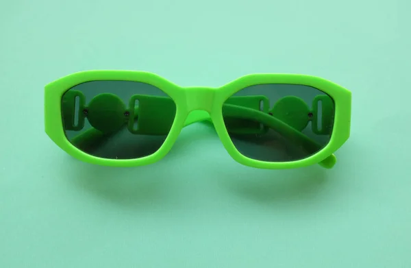 Solglasögon Runda Grön Plastram Isolerad Grön Pastell Bakgrund Retro Mode — Stockfoto