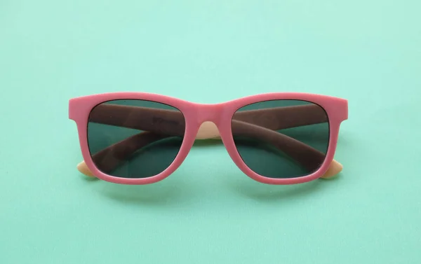 Солнцезащитные Очки Круглые Розовой Пластиковой Рамке Изолированы Зеленом Фоне Pasrel — стоковое фото