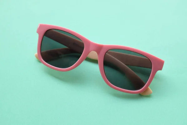 Sonnenbrille Rund Rosa Kunststoffrahmen Isoliert Auf Einem Grünen Pasrel Background — Stockfoto