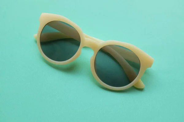 Sonnenbrille Rund Weißem Kunststoffrahmen Isoliert Auf Einem Grünen Pasrel Background — Stockfoto
