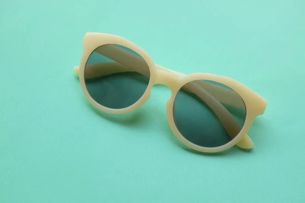 Sonnenbrille Rund Weißem Kunststoffrahmen Isoliert Auf Einem Grünen Pasrel Background — Stockfoto