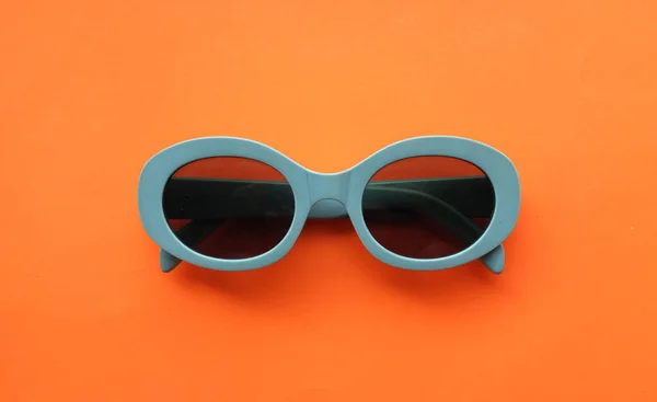 Zonnebril Rond Grijs Plastic Frame Geïsoleerd Een Oranje Achtergrond Retro — Stockfoto