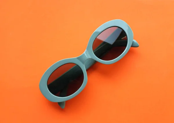 Sonnenbrille Rund Grauem Kunststoffrahmen Isoliert Auf Orangefarbenem Hintergrund — Stockfoto