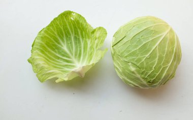 Taze ve Taze Yeşil lahana (Brassica oleracea var. Kapitata) beyaz arkaplanda izole edilmiş yapraklar