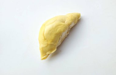  Taze sarı hamurlu durian monthong (durio zibethinus murray) parçaları beyaz bir arkaplanda izole edilir
