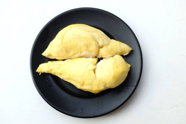 Taze olgun durian monthong (durio zibethinus murray) plakalı parçalar beyaz bir arkaplanda izole edilir