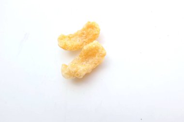 Ev yapımı domuz eti, domuz derisi, domuz tırmığı, domuz eti çıtırtısı beyaz bir sırt üstü izolasyonu. Tayland atıştırmalıkları ve geleneksel popüler yemekler.