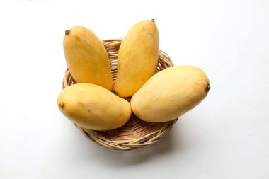 olgun sarı mango, sarı mango, sarı mango, altın nam dok mai mango, barakuda mango (mangifera indica) beyaz arka planda izole edilmiş bambu sepetinin içindeki meyvelerin kralı.