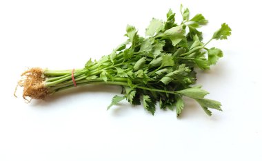 Kereviz kökleri ve taze yaprak kökleri (apium graveolens l.) beyaz bir arkaplanda izole edilir.