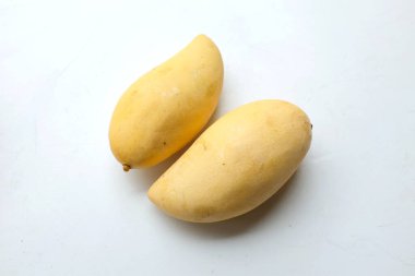 olgun sarı mango, sarı mango, sarı mango, altın nam dok mai mango, barakuda mango (mangifera indica) beyaz arka planda izole meyvelerin kralı.