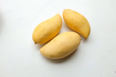 olgun sarı mango, sarı mango, sarı mango, altın nam dok mai mango, barakuda mango (mangifera indica) beyaz arka planda izole meyvelerin kralı.