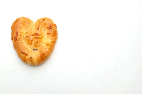 Νόστιμο Σπιτικό Ψωμί Φρεσκοψημένο Φούρνο Σχήμα Καρδιάς Μαλακά Πρέτζελ Απομονωμένο — Φωτογραφία Αρχείου