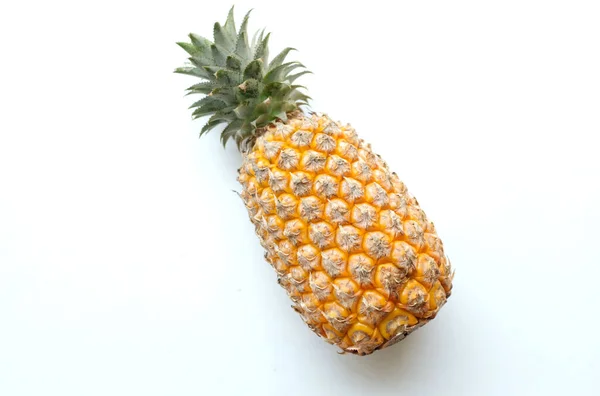 复制空间和顶部视图 平面放置新鲜的菠萝 Ananas Comosus Merr 成熟的黄色有机隔离的白色背景 夏季水果概念 — 图库照片