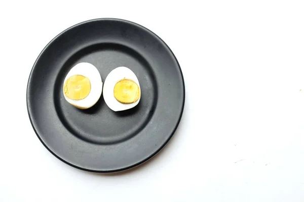 Huevos Cocidos Por Mitad Plato Cerámica Negra —  Fotos de Stock