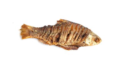 Lezzetli bir kızarmış sazan balığı (Barbonymus gonyonotus) beyaz arka planda izole edilir. yiyecek fotoğrafçılığı