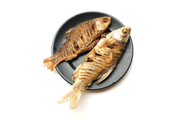 一个美味的炸鲤鱼 Barbonymus Gonionotus 鱼在陶瓷盘黑色隔离白色背景 食品摄影 — 图库照片