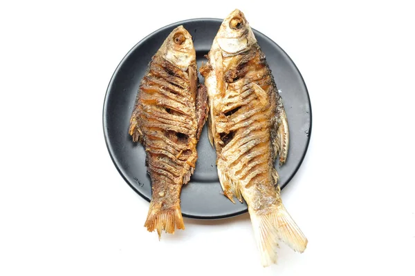 一个美味的炸鲤鱼 Barbonymus Gonionotus 鱼在陶瓷盘黑色隔离白色背景 食品摄影 — 图库照片