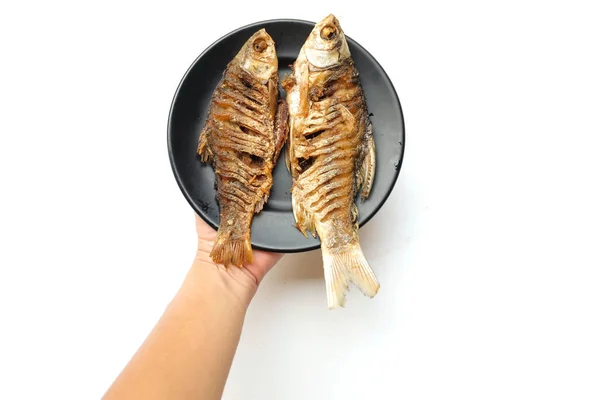 Mulher Uma Mão Segurando Saboroso Peixe Frito Carpa Barbonymus Gonionotus — Fotografia de Stock