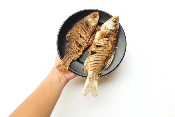 Kobieta Ręka Trzymająca Smaczne Smażone Karpie Barbonymus Gonionotus Ryby Ceramicznej — Zdjęcie stockowe