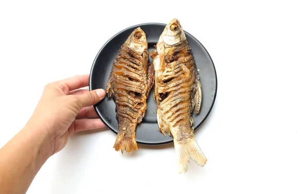 Wanita Tangan Memegang Ikan Carp Goreng Lezat Barbonymus Gonionotus Piring — Stok Foto