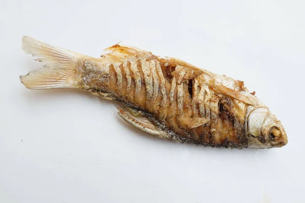 Smaczny Smażony Karp Barbonymus Gonionotus Wyizolowany Białym Tle Fotografia Żywności — Zdjęcie stockowe