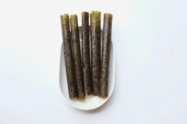 Knusprige Algenbrötchen Frittierte Algenbrötchen Gebacken Getrocknet Auf Einem Weißen Teller — Stockfoto