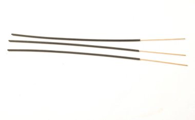 Üst ve düz siyah aromalı tütsü beyaz arkaplanda izole edilir..