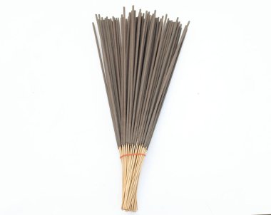 Üst ve düz siyah aromalı tütsü beyaz arkaplanda izole edilir..