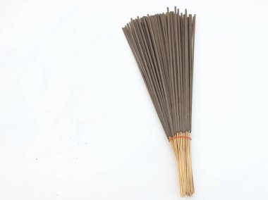 Üst ve düz siyah aromalı tütsü beyaz arkaplanda izole edilir..
