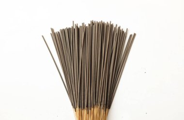 Üst ve düz siyah aromalı tütsü beyaz arkaplanda izole edilir..