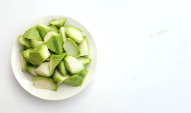 Dilimlenmiş taze yeşil Tırmanan Gıdaklama (Acacia Pennata) beyaz bir plaka içinde izole edilmiş, yiyecek hazırlayın.