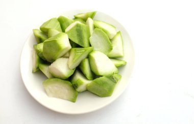 Dilimlenmiş taze yeşil Tırmanan Gıdaklama (Acacia Pennata) beyaz bir plaka içinde izole edilmiş, yiyecek hazırlayın.