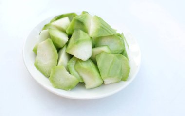 Dilimlenmiş taze yeşil Tırmanan Gıdaklama (Acacia Pennata) beyaz bir plaka içinde izole edilmiş, yiyecek hazırlayın.