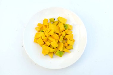 Beyaz arka planda izole edilmiş beyaz bir tabakta dilimlenmiş çiğ kabak, yiyecek hazırla.