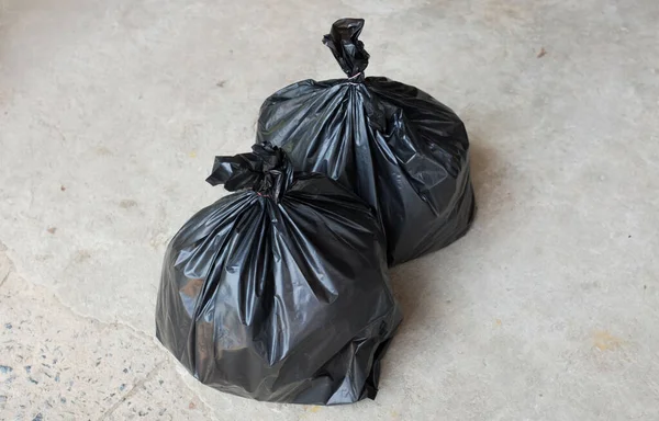 Svarta Sopsäckar Isolerade Cementgolvet Bakgrund Symbol För Avfallshantering Och Miljö — Stockfoto