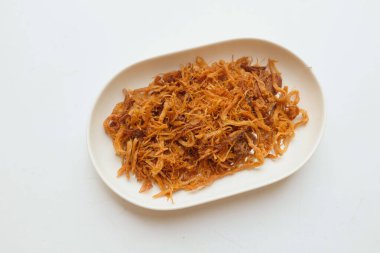 Beyaz arka planda izole edilmiş beyaz seramik tabakta kıtır kıtır kurutulmuş domuz eti.