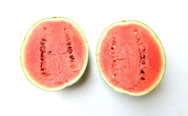 Yarım olgun karpuz dilimi (Citrullus lanatus) üçgenleri beyaz arka planda izole edilir.