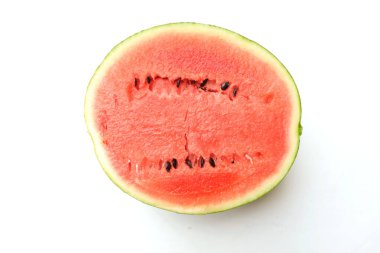 Yarım olgun karpuz dilimi (Citrullus lanatus) üçgenleri beyaz arka planda izole edilir.