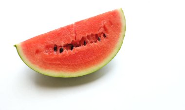 Yarı daire olgun karpuz (Citrullus lanatus) üçgenleri beyaz arka planda izole edilir.