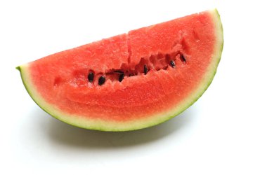 Yarı daire olgun karpuz (Citrullus lanatus) üçgenleri beyaz arka planda izole edilir.