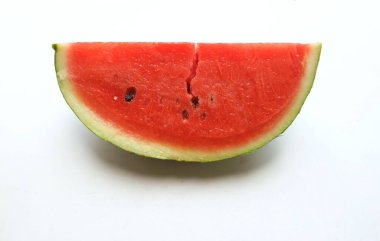 Yarı daire olgun karpuz (Citrullus lanatus) üçgenleri beyaz arka planda izole edilir.