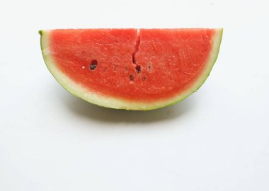 Yarı daire olgun karpuz (Citrullus lanatus) üçgenleri beyaz arka planda izole edilir.