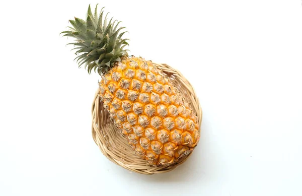 新鲜的菠萝 Ananas Comosus Merr 成熟的黄色有机物在竹篮中 在白色背景下隔离 夏季水果概念 — 图库照片