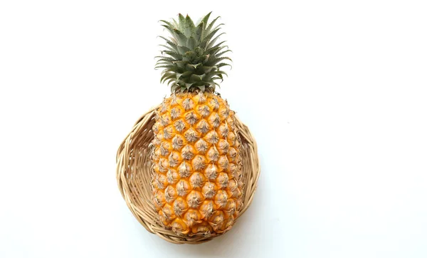 新鲜的菠萝 Ananas Comosus Merr 成熟的黄色有机物在竹篮中 在白色背景下隔离 夏季水果概念 — 图库照片