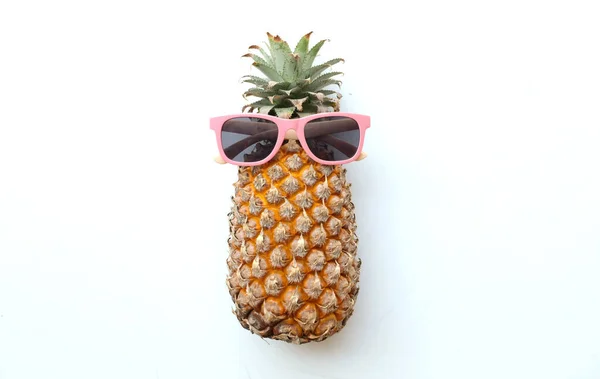 Övre Och Närbild Gul Ananas Solglasögon Isolerad Vit Bakgrund Ovanifrån — Stockfoto