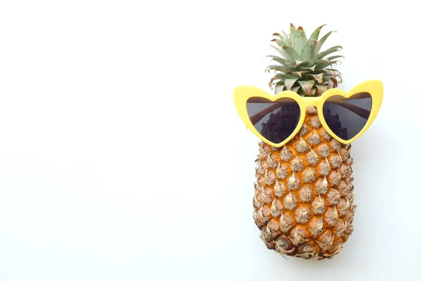 Bovenaanzicht Close Gele Ananas Zonnebril Geïsoleerd Witte Achtergrond Top Uitzicht — Stockfoto