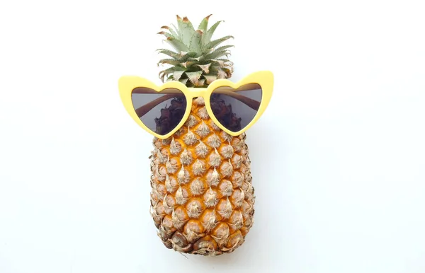 Shora Pohled Zavřít Žlutý Ananas Slunečních Brýlích Izolovaných Bílém Pozadí — Stock fotografie