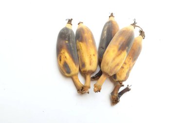 Bozuk, çürümüş muz yalanları, çürümüş siyah küflü muzlar, beyaz arka planda izole edilmiş.