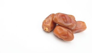 Lezzetli kuru hurma yığınları ya da palmiye ağaçları ya da palmiye anka kuşu dactylifera meyveleri beyaz bir arka planda izole edilir. Atıştırmalık sağlıklı, Arap yemeği, tropikal meyve